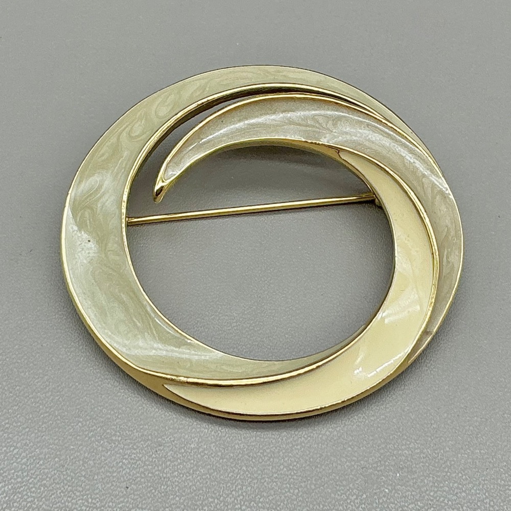Trifari Vintage Gold‎ Tone Cream Enamel Circle Swirl Brooch Pin Modernist 2 In